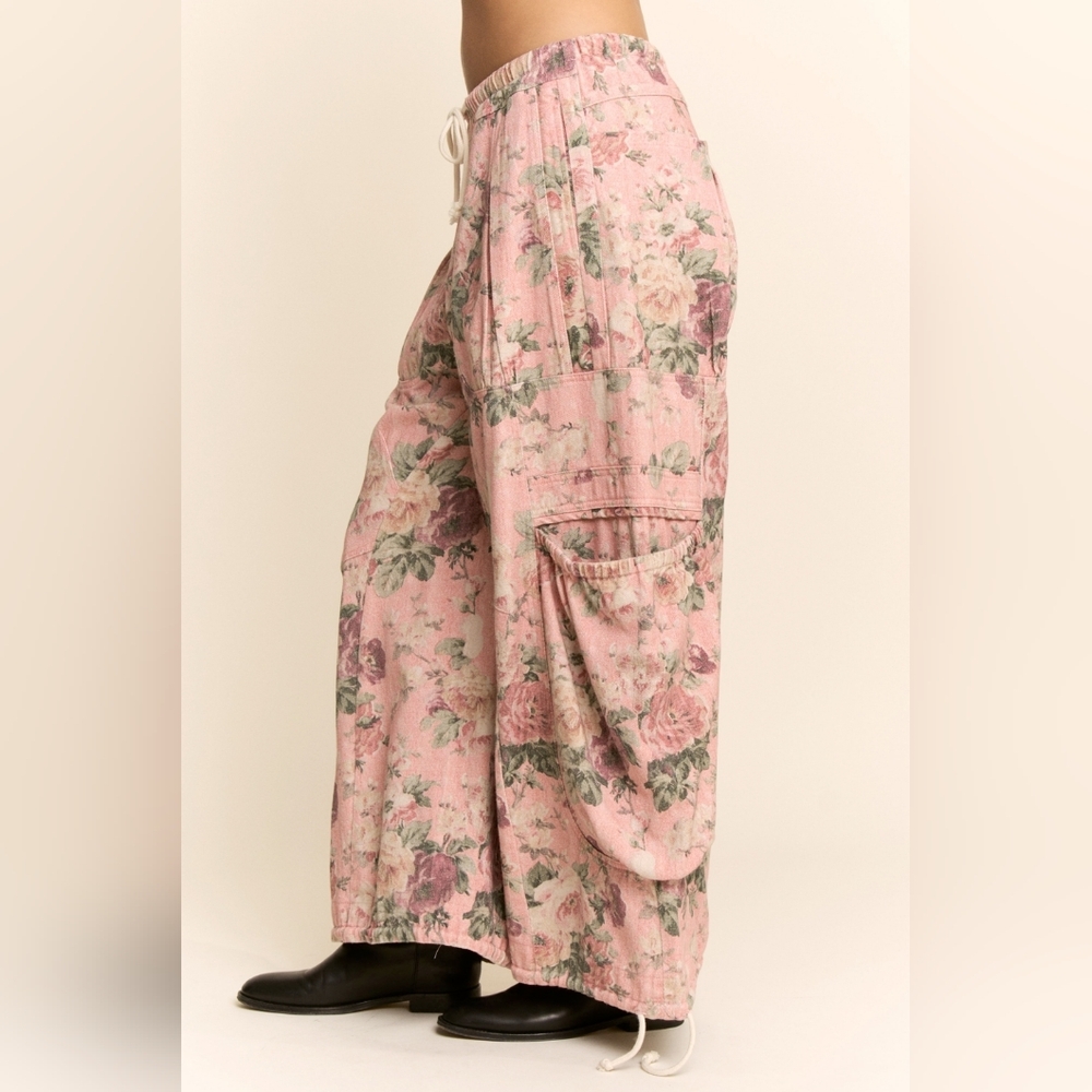 DAVI & DANI Pink Floral Wide-Leg Cropped Cargo Pants - Picture 4 of 10
